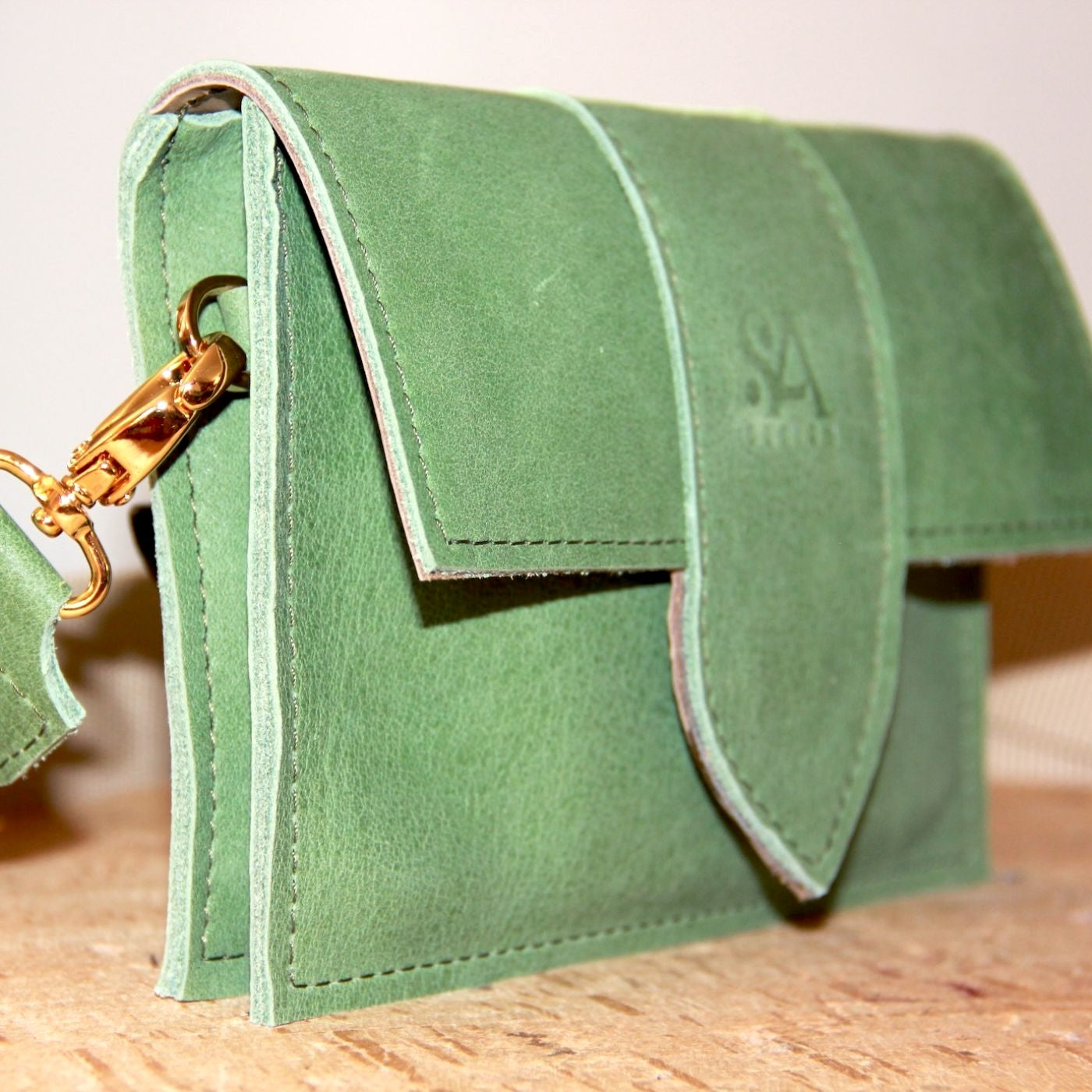 Maatwerk leren handtas met 1 ruim binnenvak van Italiaans duurzaam kalfsleer en bamboo details van SA Design