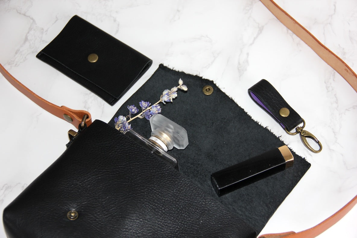 Leren tasje met leren accessoires