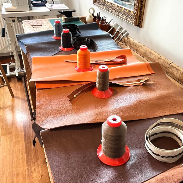 Diverse soorten garens en leer in workshop leren tas