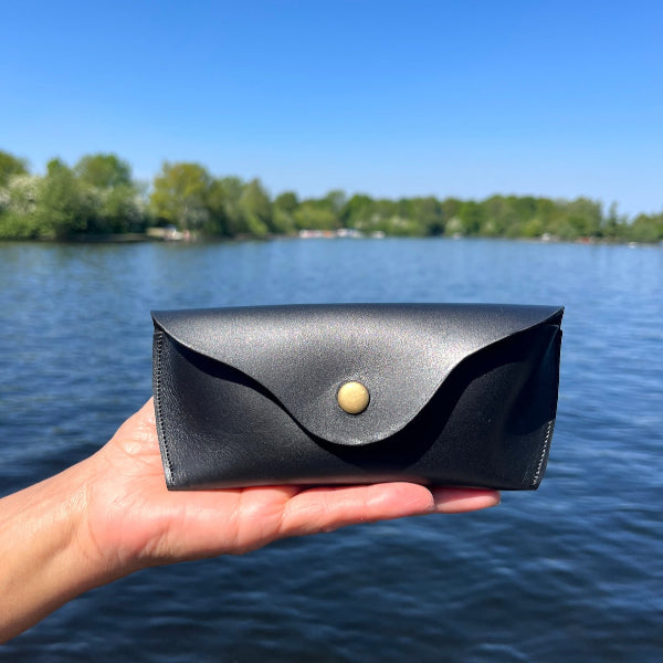 Handgemaakte leren brillenkoker in midnight zwart van duurzaam gelooid leer