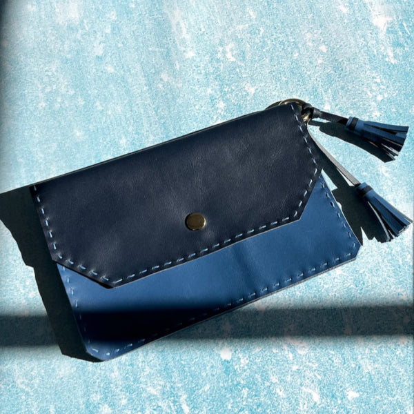 Handgemaakte leren clutch uit de workshop zelf je clutch maken in Spanje in Ocean en Sky met kwasten
