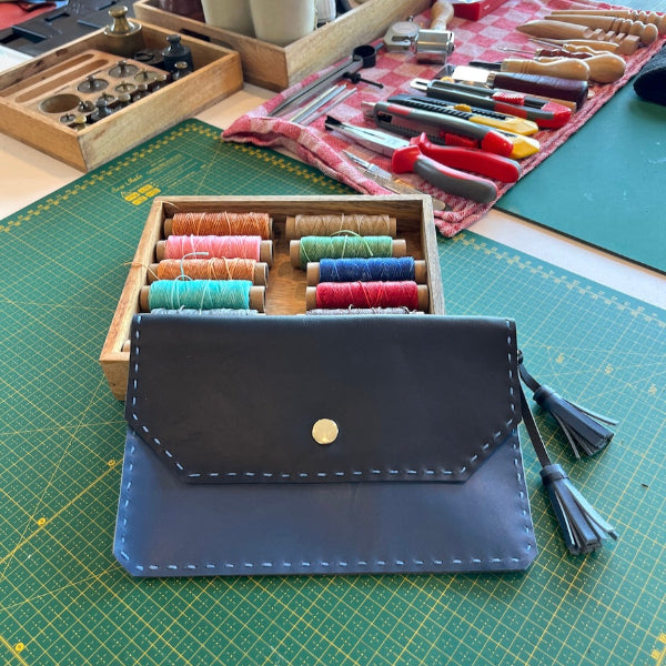 Handgemaakte leren clutch uit de workshop zelf je clutch maken in Spanje