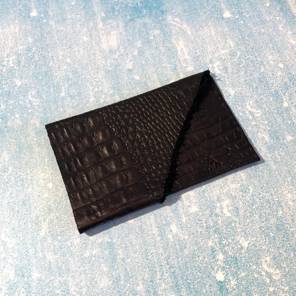 Handgemaakte leren clutch van zwart croco print rundleer uit de workshop van SA Design
