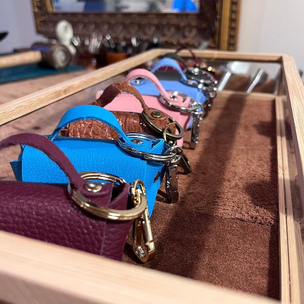 Leren bag charms annex sleutelhangers in diverse kleuren