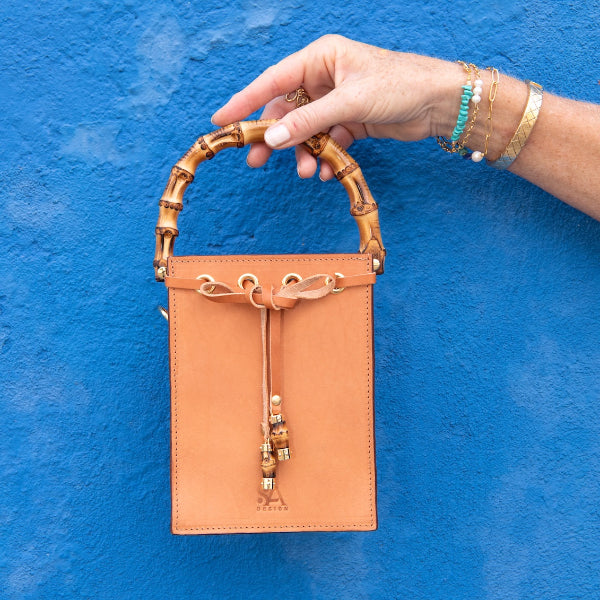 Handgemaakte duurzame crossbody tas uit de Madrid Bamboo collectie van SA Design blauwe muur