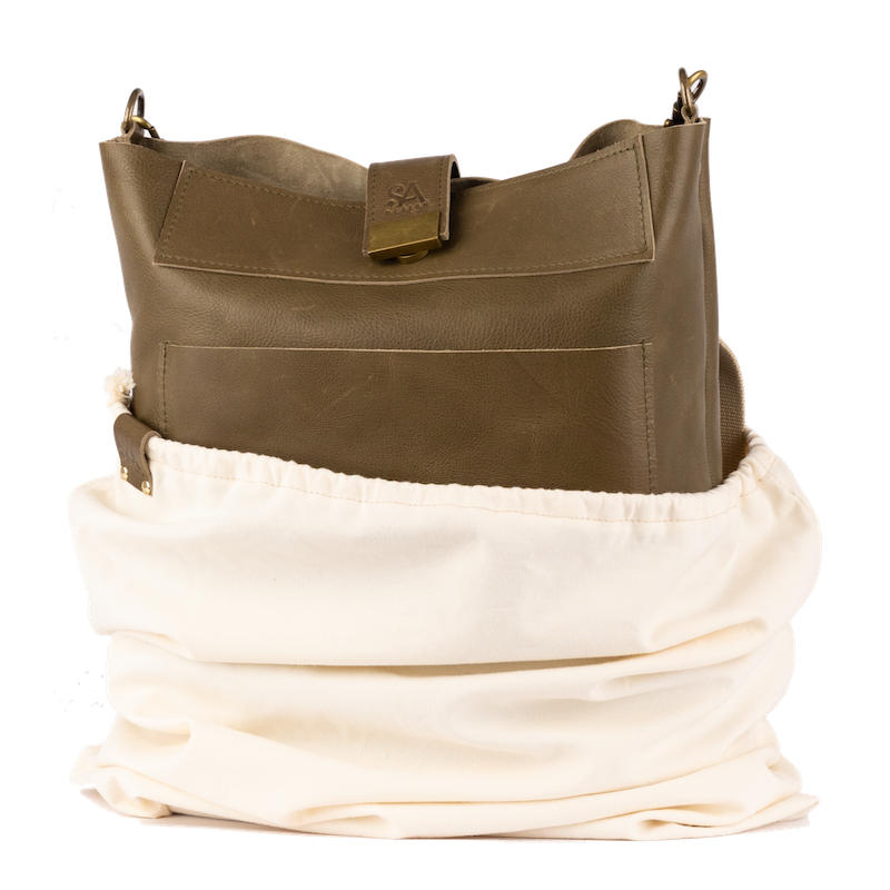 Handgemaakte leren schoudertas olijfgroen van Nederlands kalfsleer uit de Madrid collectie van SA Design in dustbag