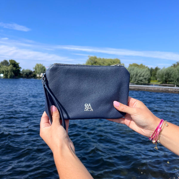 Navy etui in de hand