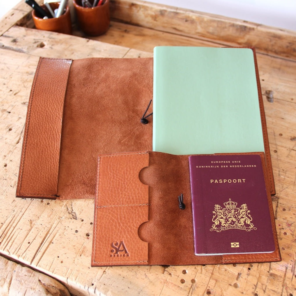 Handgemaakte leren gepersonaliseerde paspoorthoes en hoes notitieboekje in natuurlijk gelooid leer open