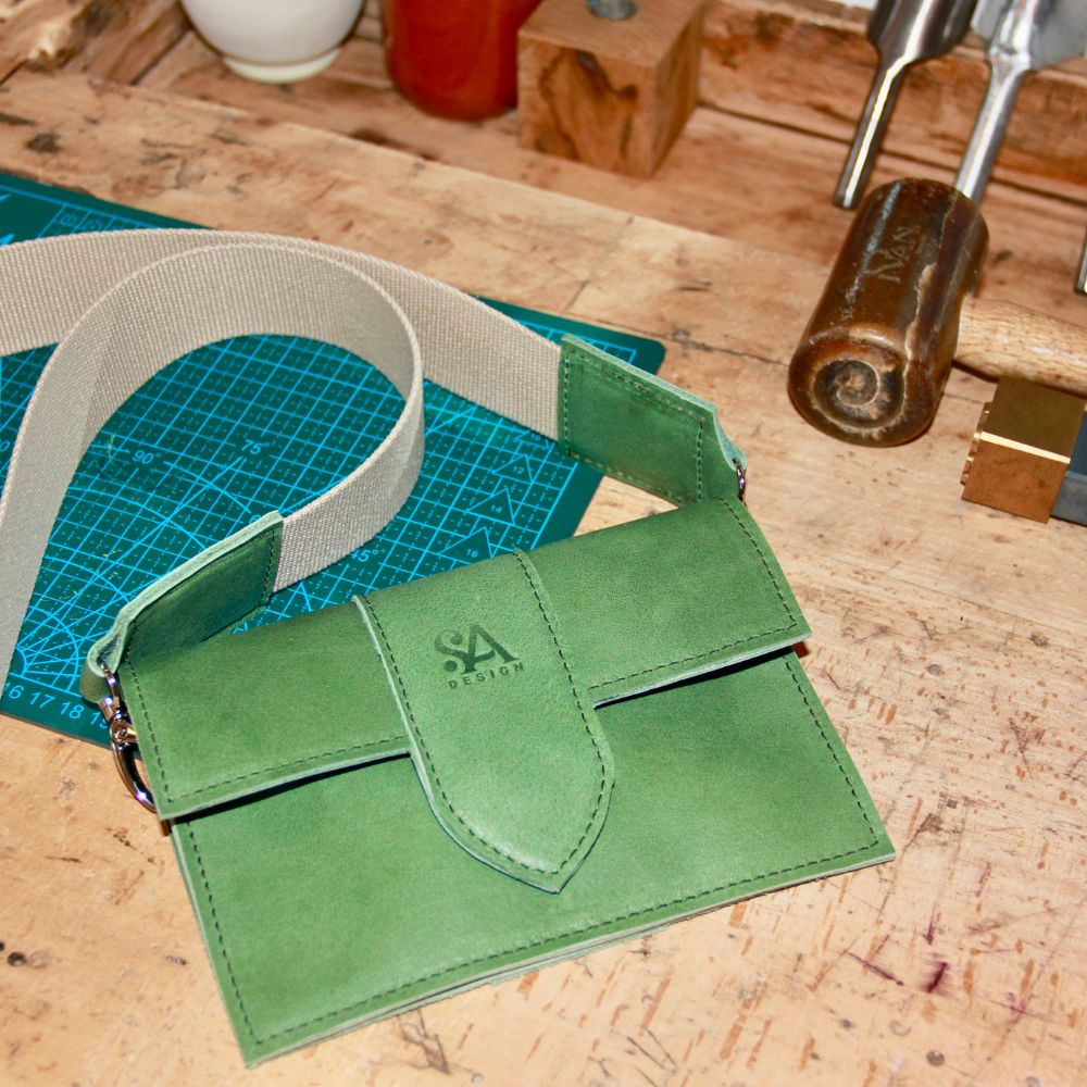 Handgemaakte leren crossbody tas in olijfgroen met canvas afneembare band