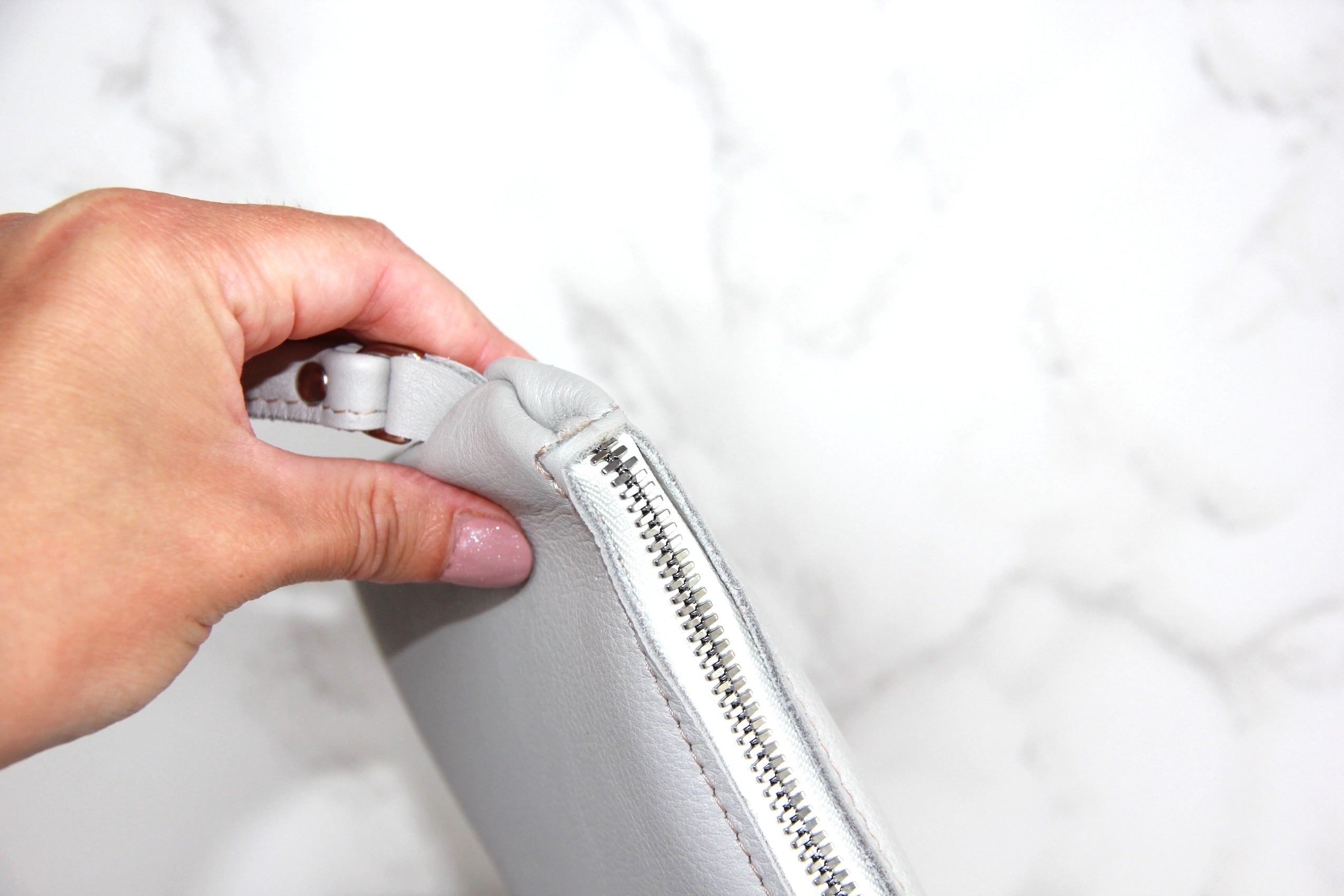 Detailfoto van rits van Handgemaakte leren etui klein en in grijs volnerf rundleer van SA Design