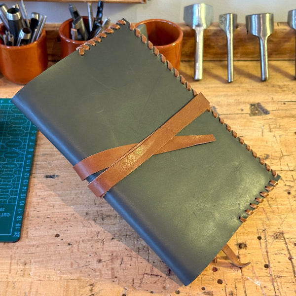 Leren notebook in A5 formaat met notebook en cognac kleur band en vlechtwerk