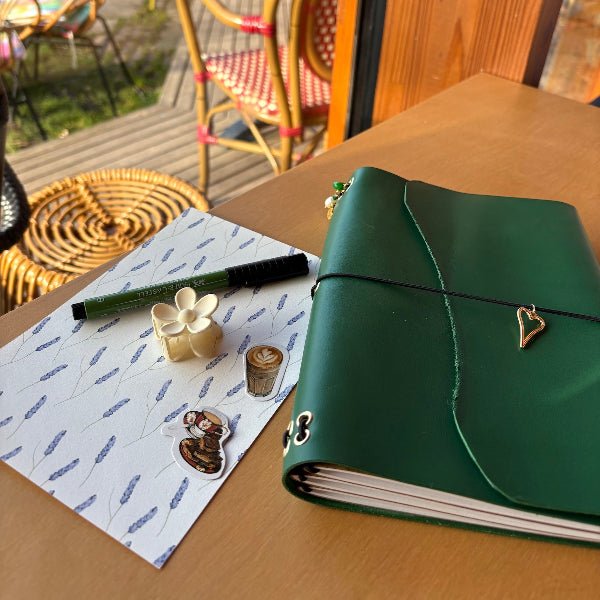 Workshop leren notebook voorbeeld notebook met bedels in groen