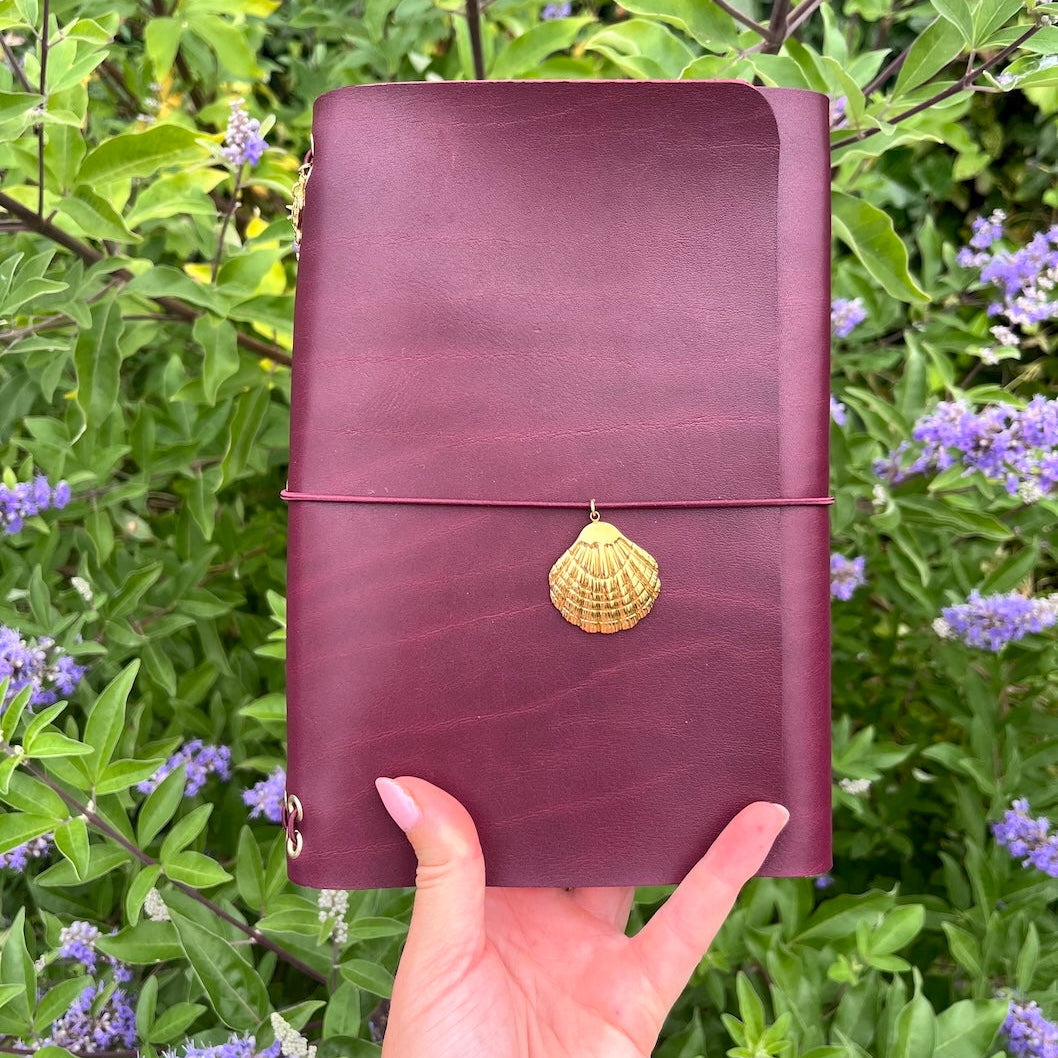 Leren notebook in bordeaux met schelp bedel voorop