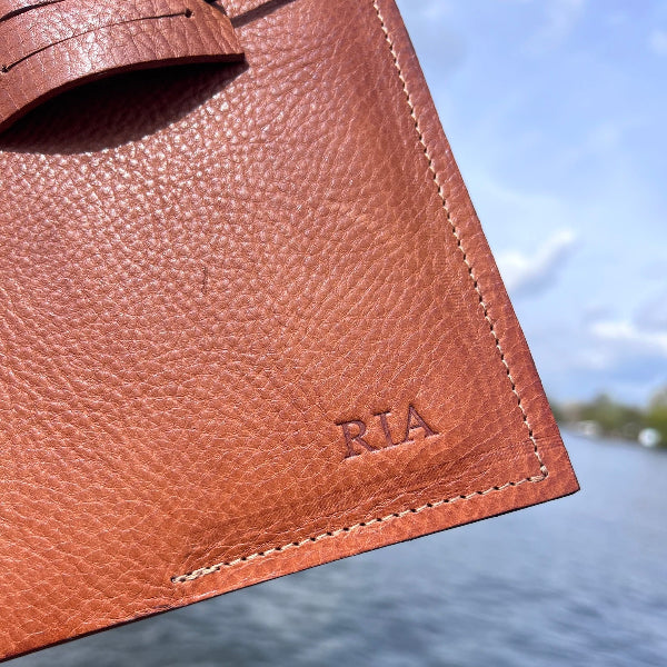 Detailfoto van de naam op de leren notebook