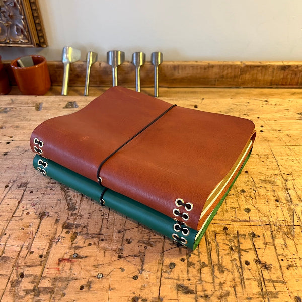 Leren notebook covers in cognac en groen voor schriften