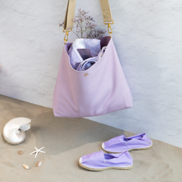 Handgemaakte Leren Amsterdam Tote bag Deluxe in lila op strand