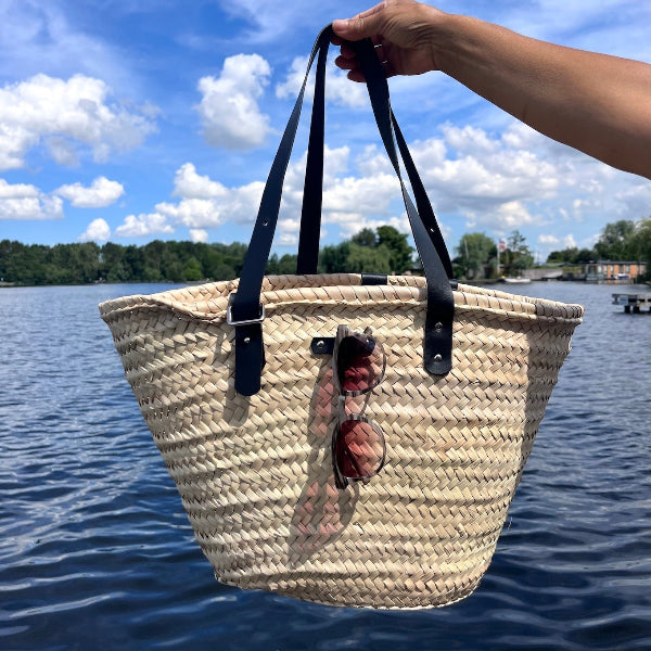Lussen voor zonnebril of andere items van de Handgemaakte rieten tas uit de Sevilla collectie met zwarte leren hengsels en details