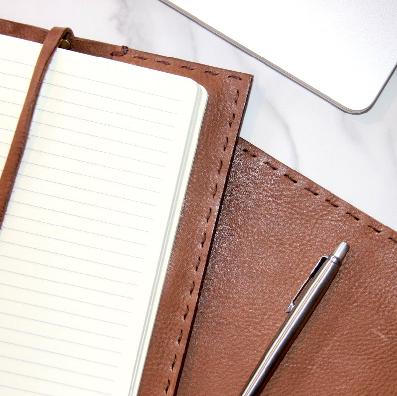 Handgemaakte duurzame maatwerk leren accessoires van SA Design notebook en muismat in sand kleur