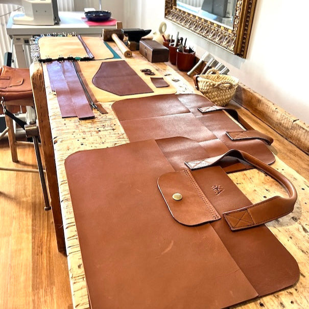 Maakproces van een laptoptas in het atelier