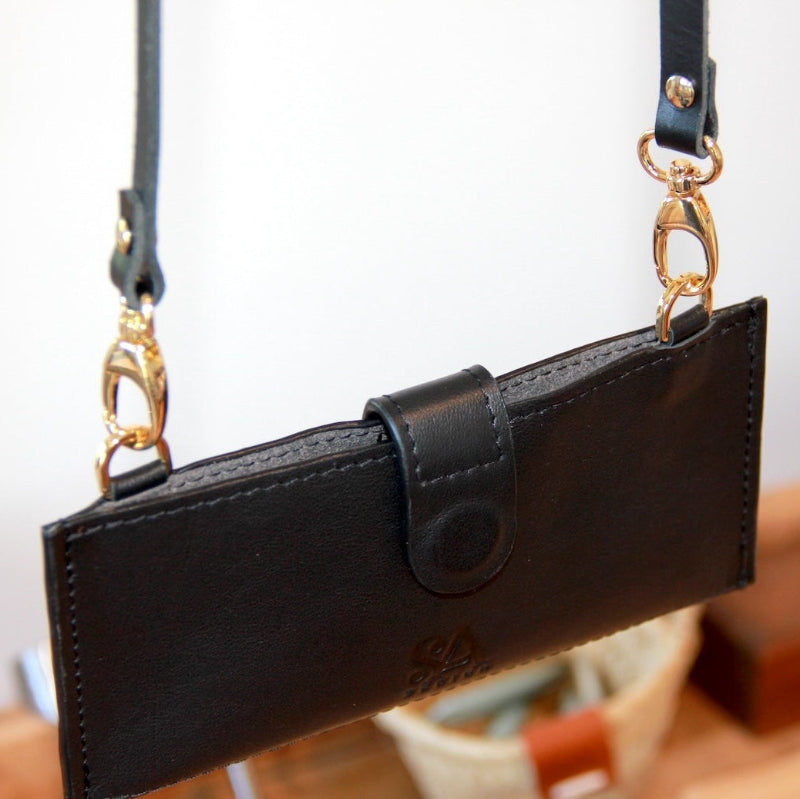 Handgemaakte leren crossbody iphone tas in zwart maatwerk met hengsel