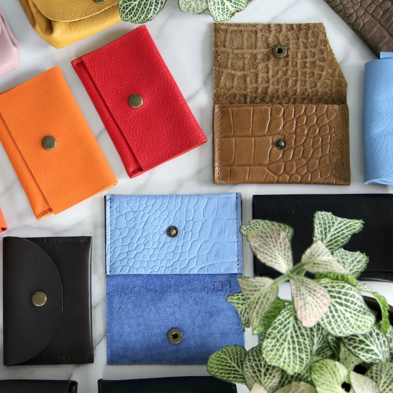 Collectie handgemaakte leren pasjeshouders met 3 vakken bovenaanzicht