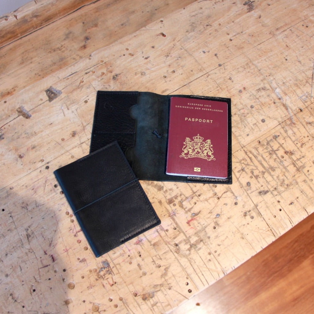 Handgemaakt gepersonaliseerd Paspoorthoesje zwart met initialen