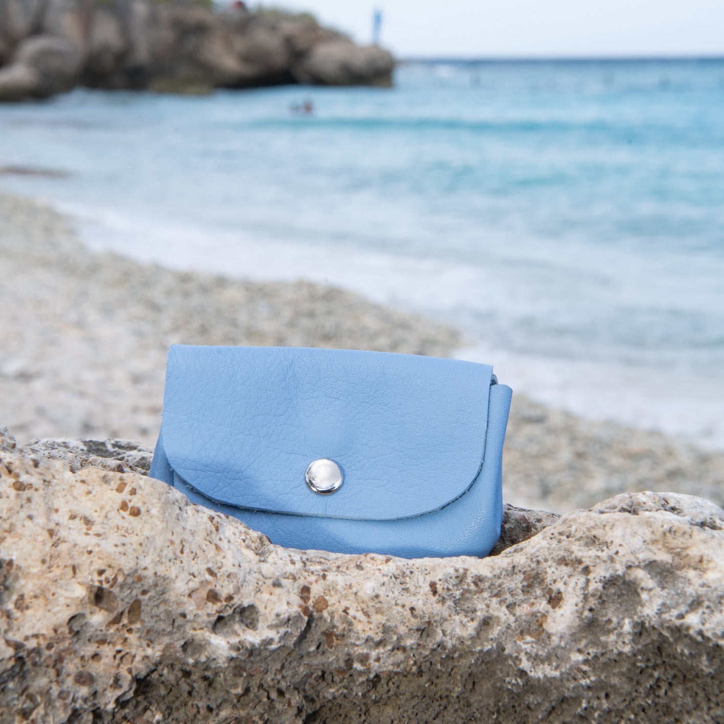 Handgemaakte leren portemonnee met 3 vakken inclusief verborgen binnenvak in lichtblauw op beach