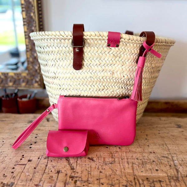 Handgemaakte leren etui klein in fuchsia met portemonnee en rieten tas in dezelfde kleur