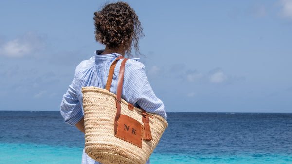 Rieten tas met een leren binnenvak en buitenvak met initialen van SA Design