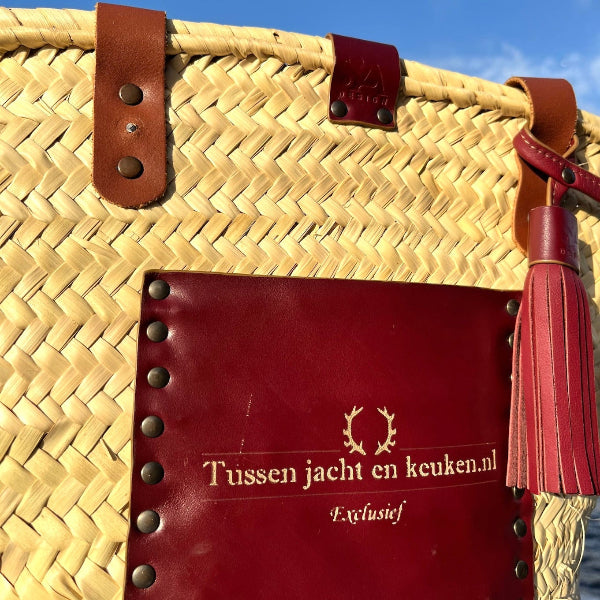 Handgemaakte rieten tas met logo van bbq bedrijf als maatwerk