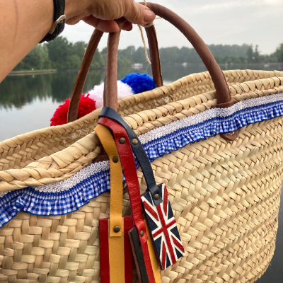 Handgemaakte rieten tas met leren vlaggen en pompons in Franse stijl