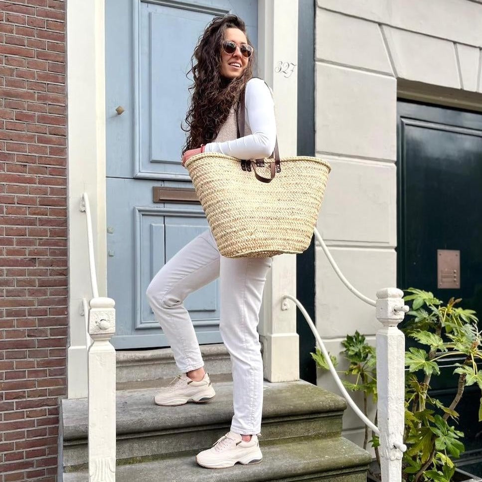 Handgemaakte Valencia Grote Rieten Strandtas op trap in Amsterdam