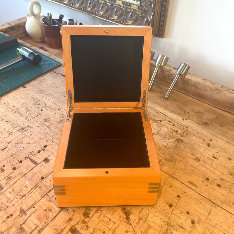 Maatwerk Repair Shop van duurzaam herstelde binnenzijde en buitenzijde van horlogebox