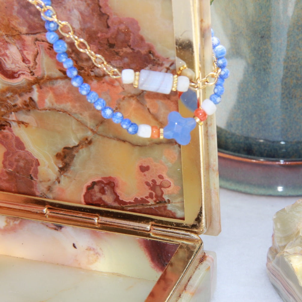 Schakelarmband met howliet en kralenarmband met blauwe jade