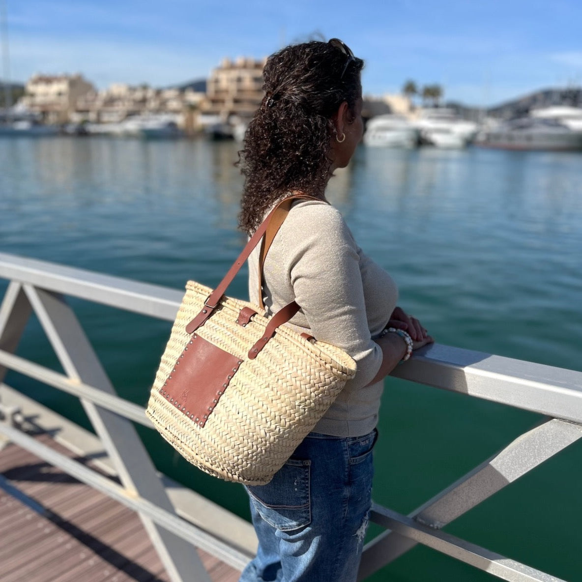 Handgemaakte rieten tas uit de Sevilla Deluxe collectie in choco bruin op de rug