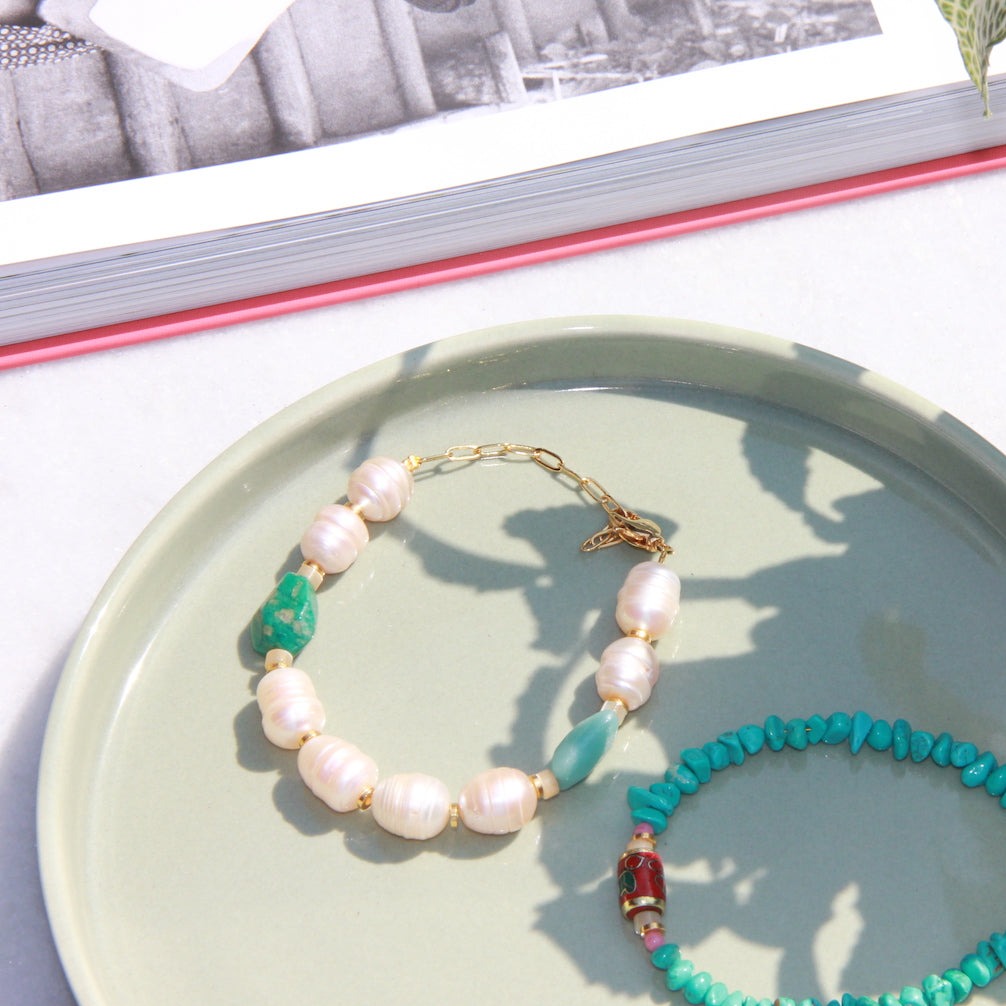 Armband met grote parels en edelstenen en kralenarmband van turkoois