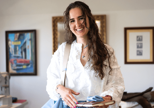 Sofia in het atelier met notebook in de hand