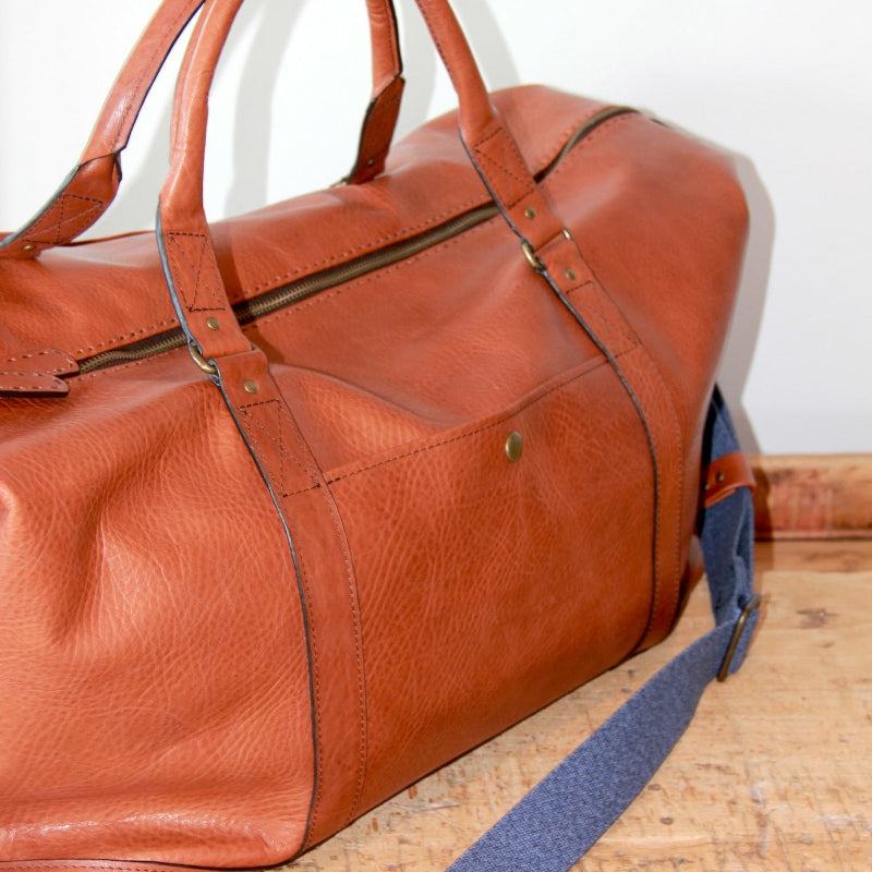 Duurzame handgemaakte leren weekender bag voor heren custom gemaakt in atelier SA Design met blauwe strap