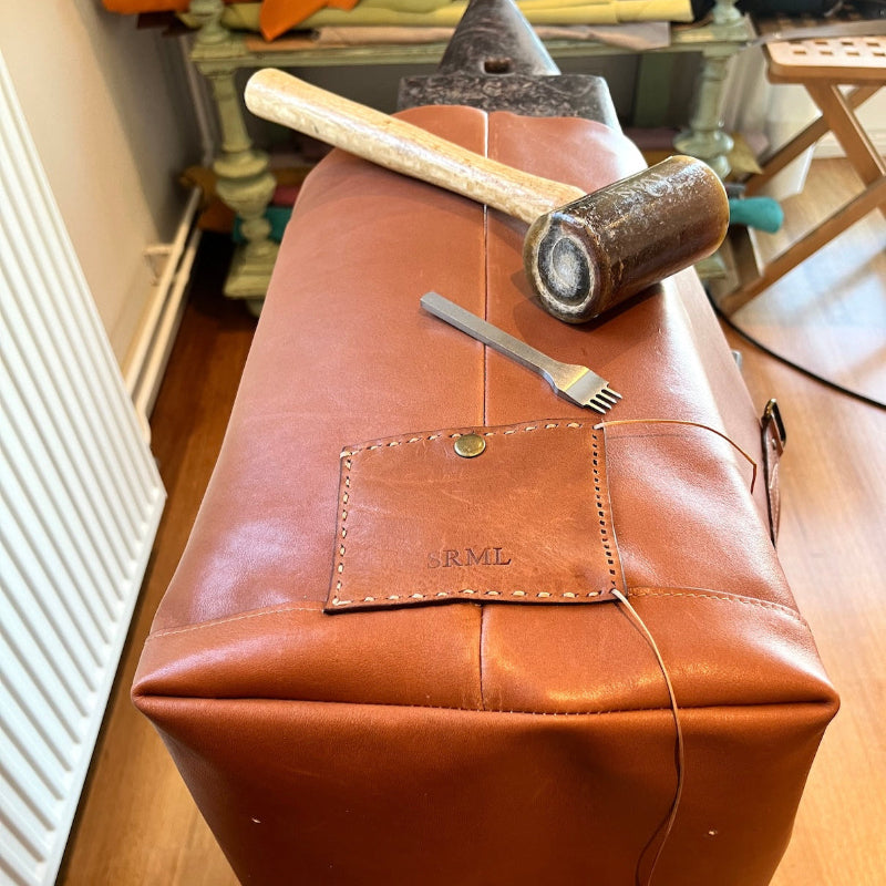Duurzame handgemaakte leren weekender bag voor heren custom gemaakt in atelier SA Design details van naaiwerk