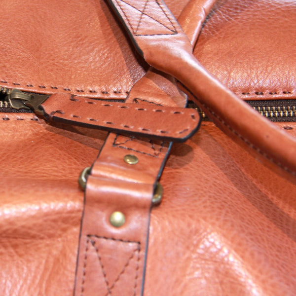 Duurzame handgemaakte leren weekender bag voor heren custom gemaakt in atelier SA Design details van handgenaaide rits