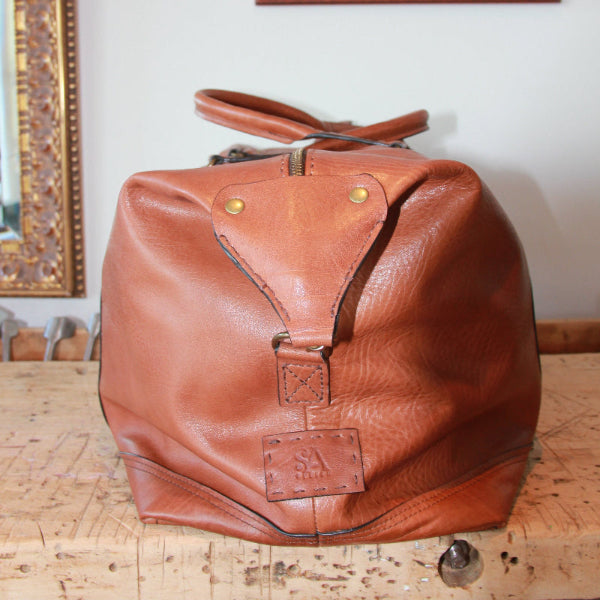 Duurzame handgemaakte leren weekender bag voor heren custom gemaakt in atelier SA Design detail van logo en zijkant