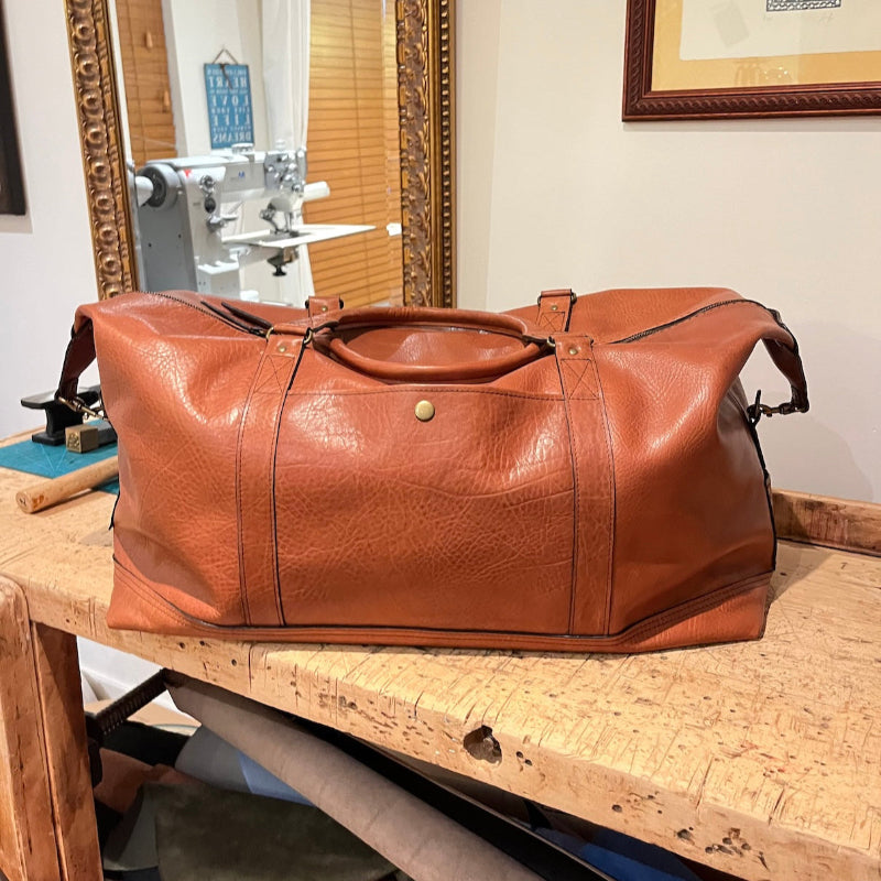 Duurzame handgemaakte leren weekender bag voor heren custom gemaakt in atelier SA Design met rol handles