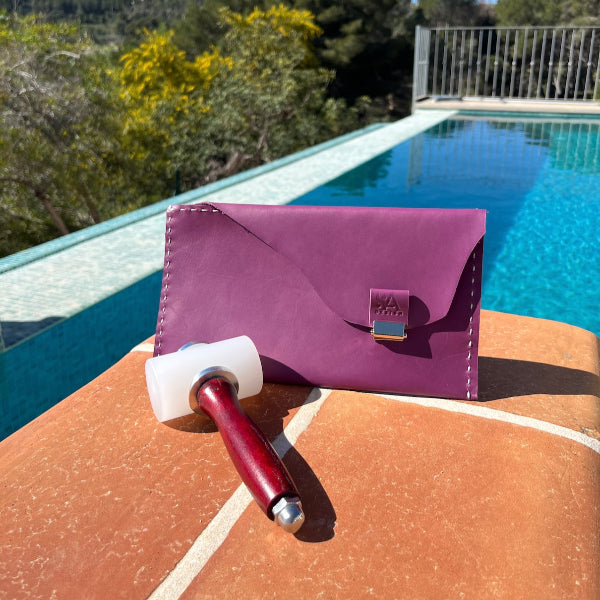 Handgemaakte leren clutch in violet uit de Workshop van SA Design in Spanje