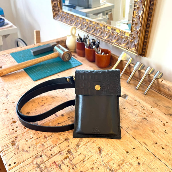 Handgemaakte leren telefoontas uit workshop leren tas maken van SA Design in zwart leer