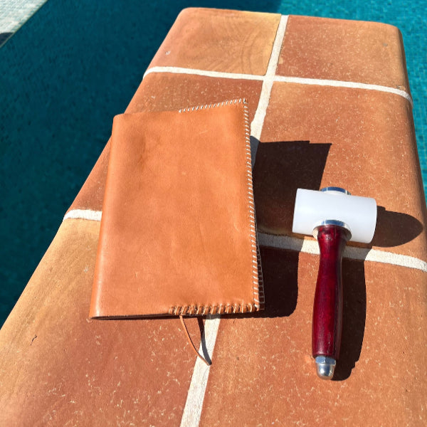Handgemaakte leren notebookcover in caramel uit de Workshop van SA Design in Spanje