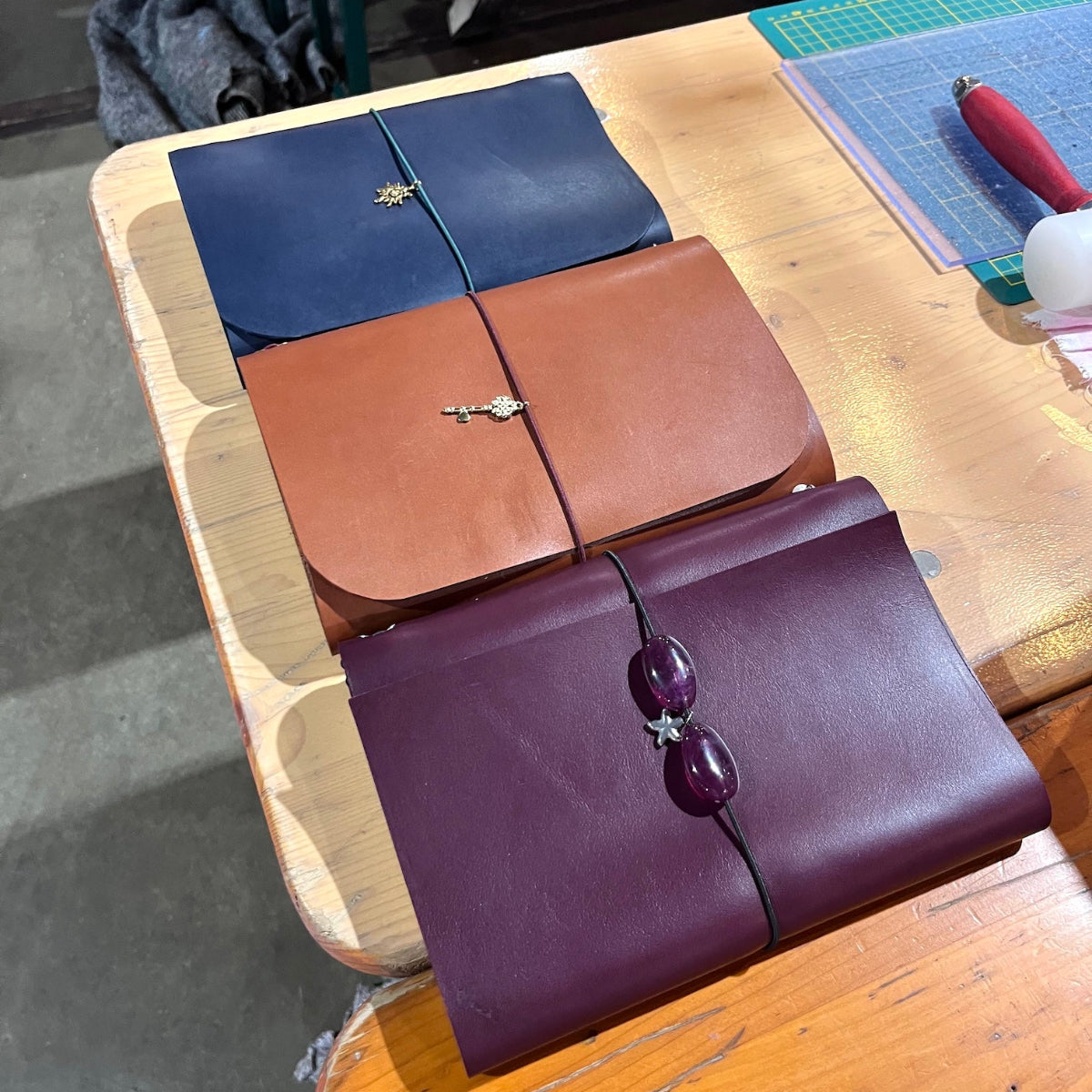 Eindresultaten van leren notebook met kralen op locatie in 3 kleuren