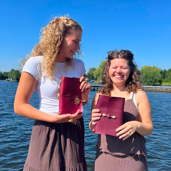 Eindresultaten van bordeaux leren notebooks op steiger