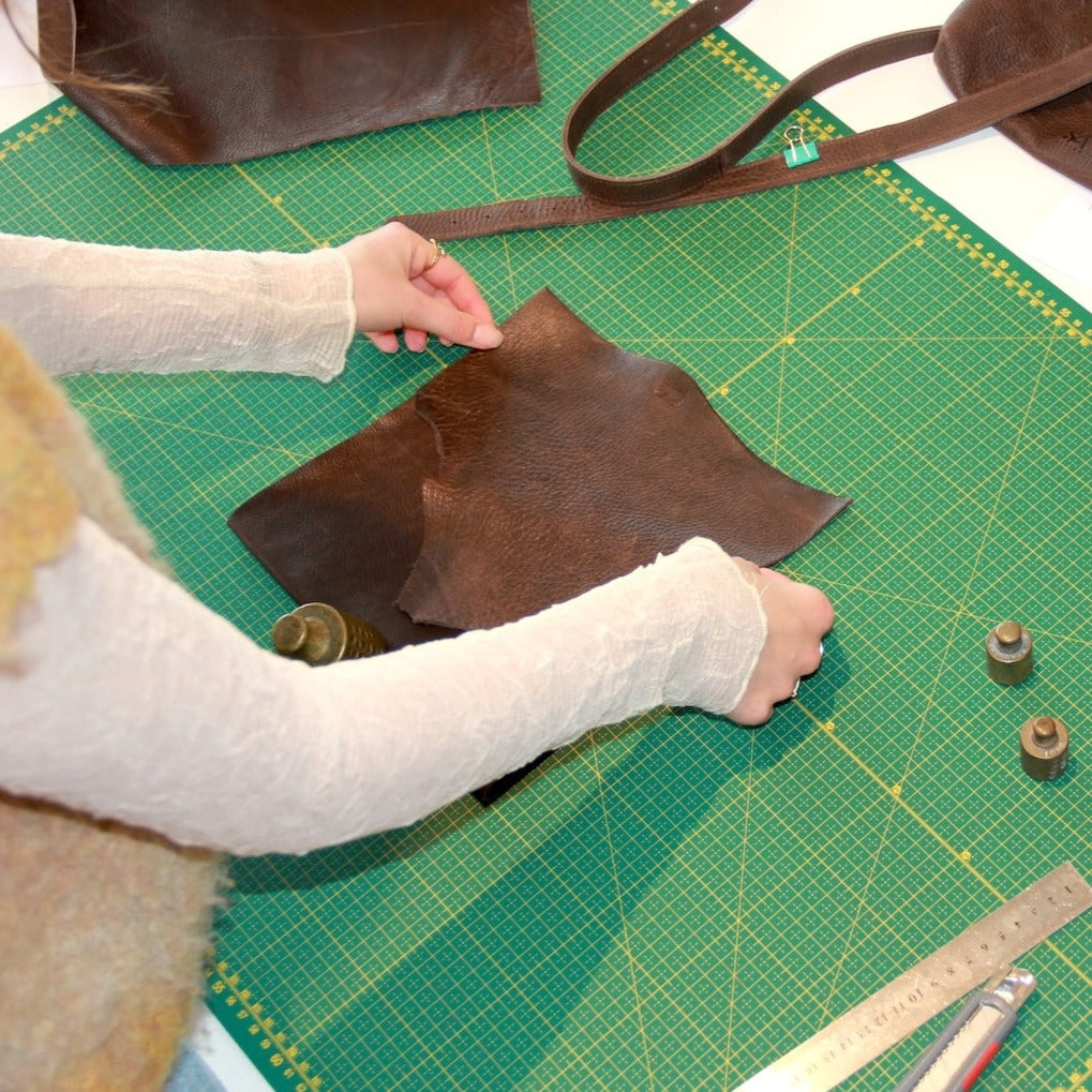 Passen van de flap in de workshop kleine leren tas