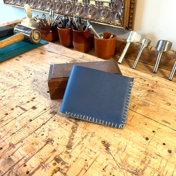 Voorzijde van blauwe portefeuille