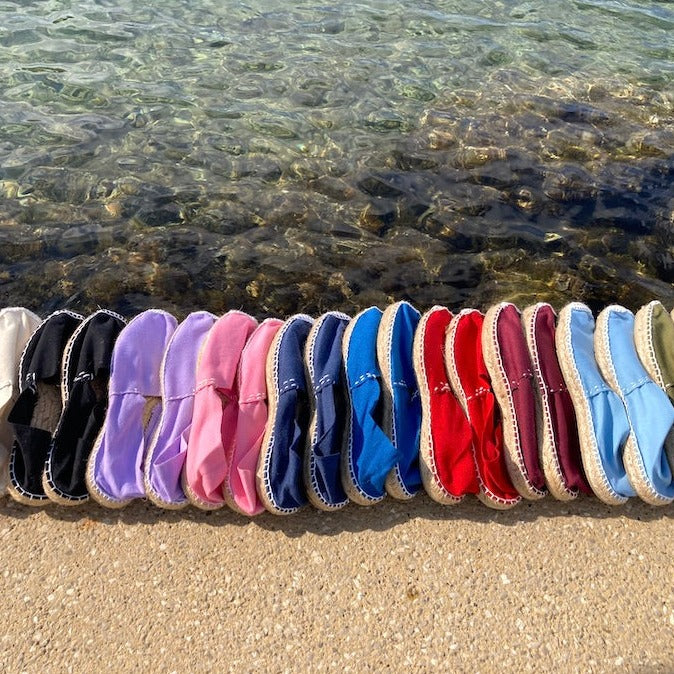 Collectie handgemaakte Spaanse espadrilles in verschillende zomerse kleuren